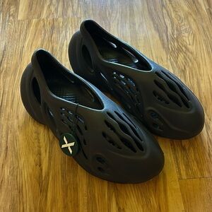 YEEZY FOAMRUNNER SIZE 8